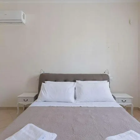 Villa In For 6 People
